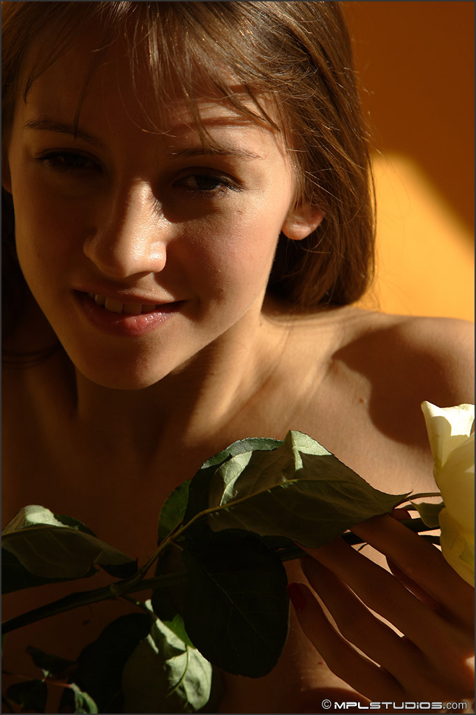 Photo #8 of Alisa posing in Sunray