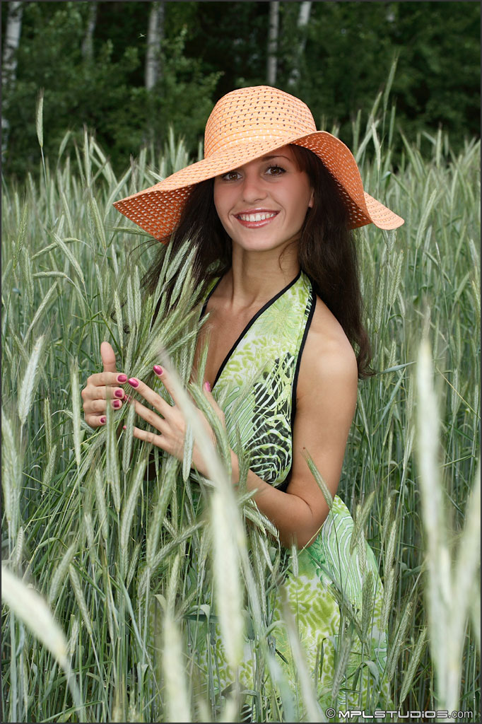Photo #1 of Alita posing in Fiesta