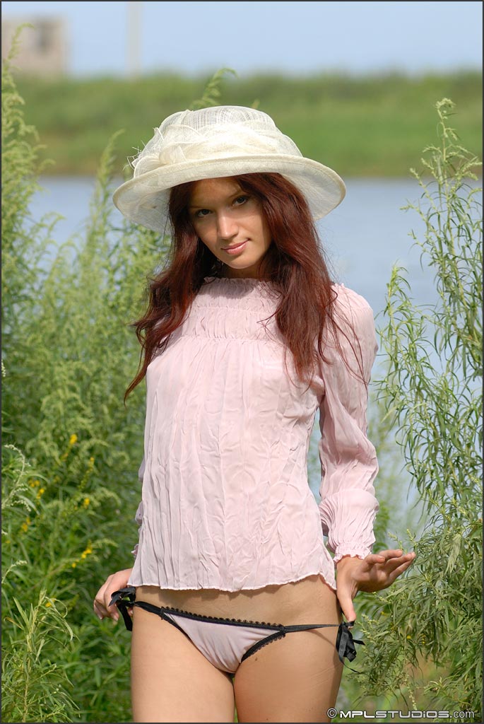Photo #2 of Yalena posing in Delight