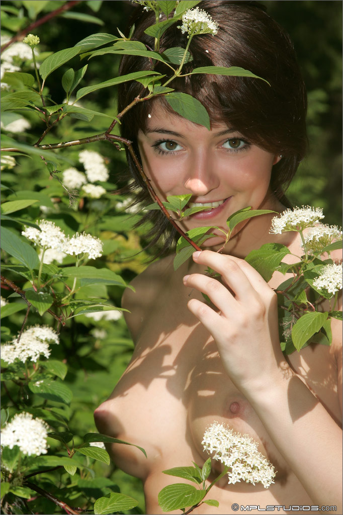 Photo #3 of Alisia posing in Bridle Trails