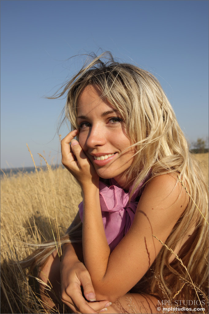 Photo #7 of Lia posing in Sea of Gold