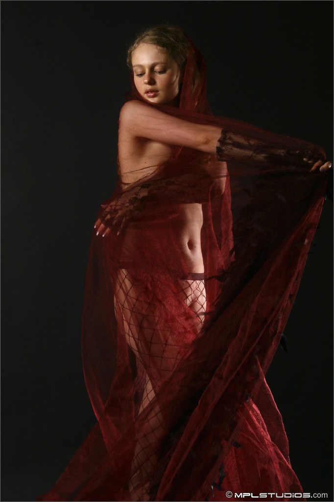 Photo #4 of Lilya posing in Sunshine