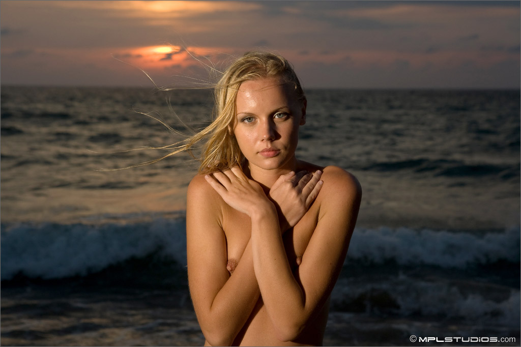 Photo #${i + 1} of Sarah posing in Sunset