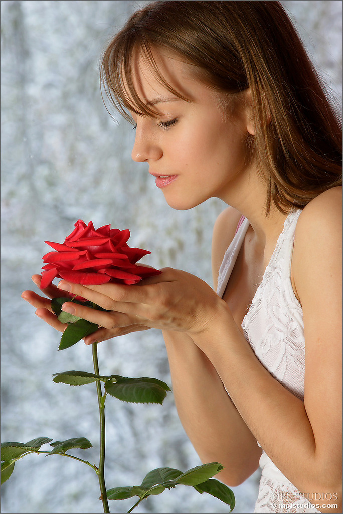 Photo #1 of Alisa posing in Rose Petals