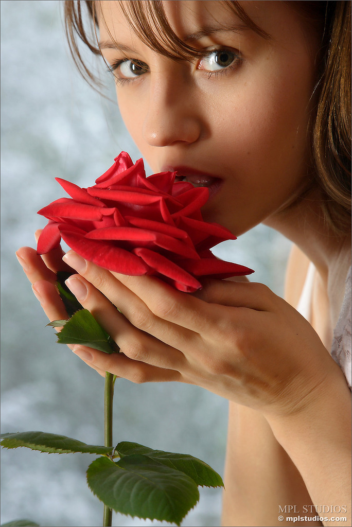 Photo #4 of Alisa posing in Rose Petals