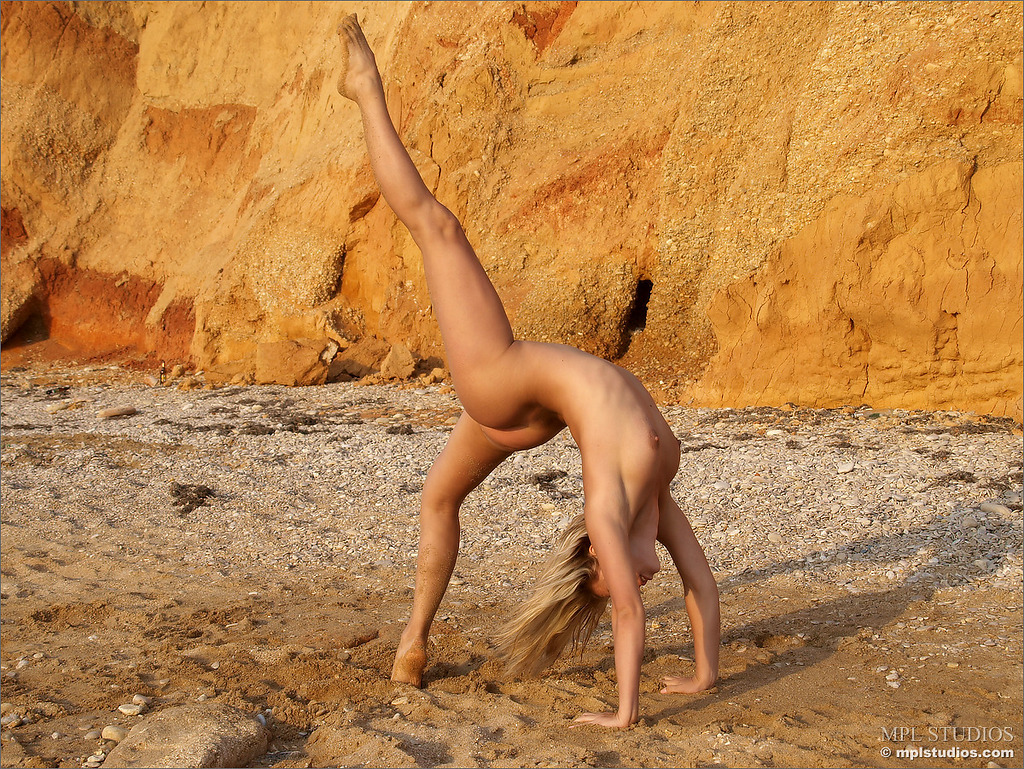 Photo #5 of Angelina posing in The Good Life