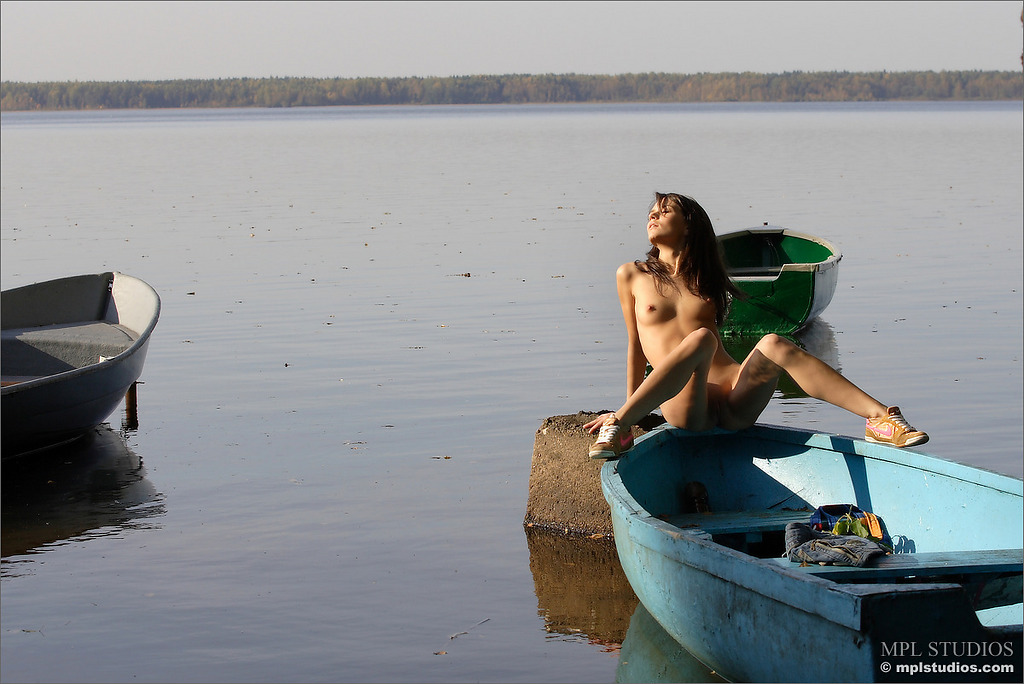 Photo #${i + 1} of Chloe posing in Lakeside