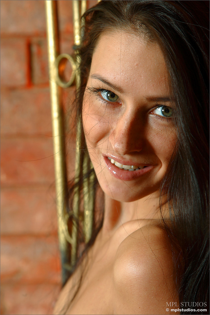 Photo #2 of Maria posing in Pendulum