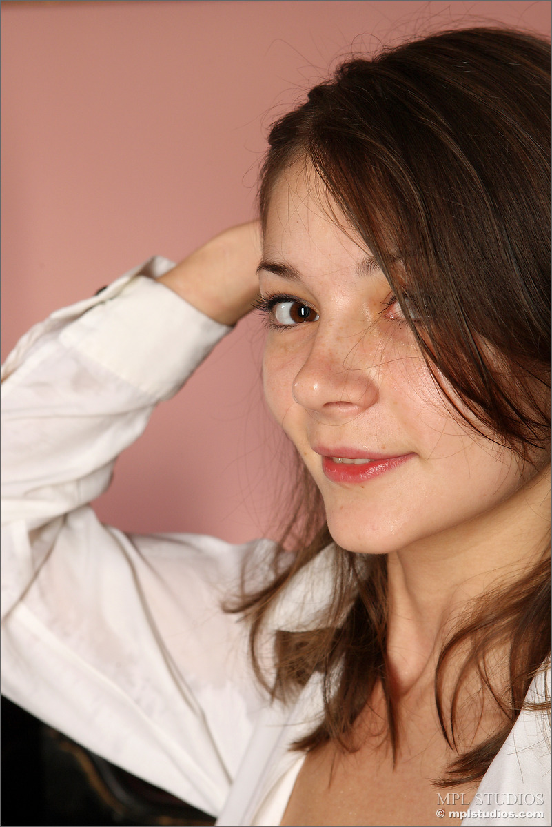Photo #2 of Nicole posing in The Soloist