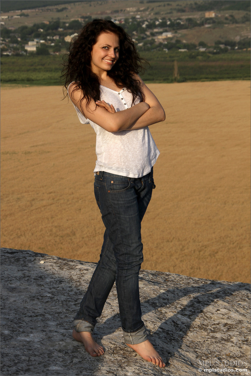 Photo #1 of Sofi posing in Picturesque