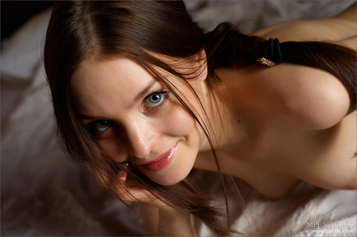 Photo #2 of Amelie posing in Invitation