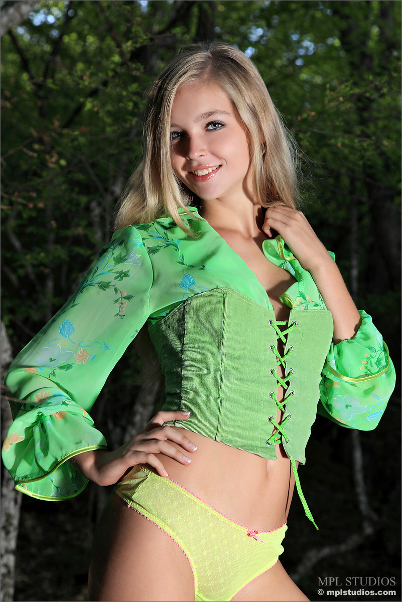 Photo #1 of Sienna posing in Enchanting Debut