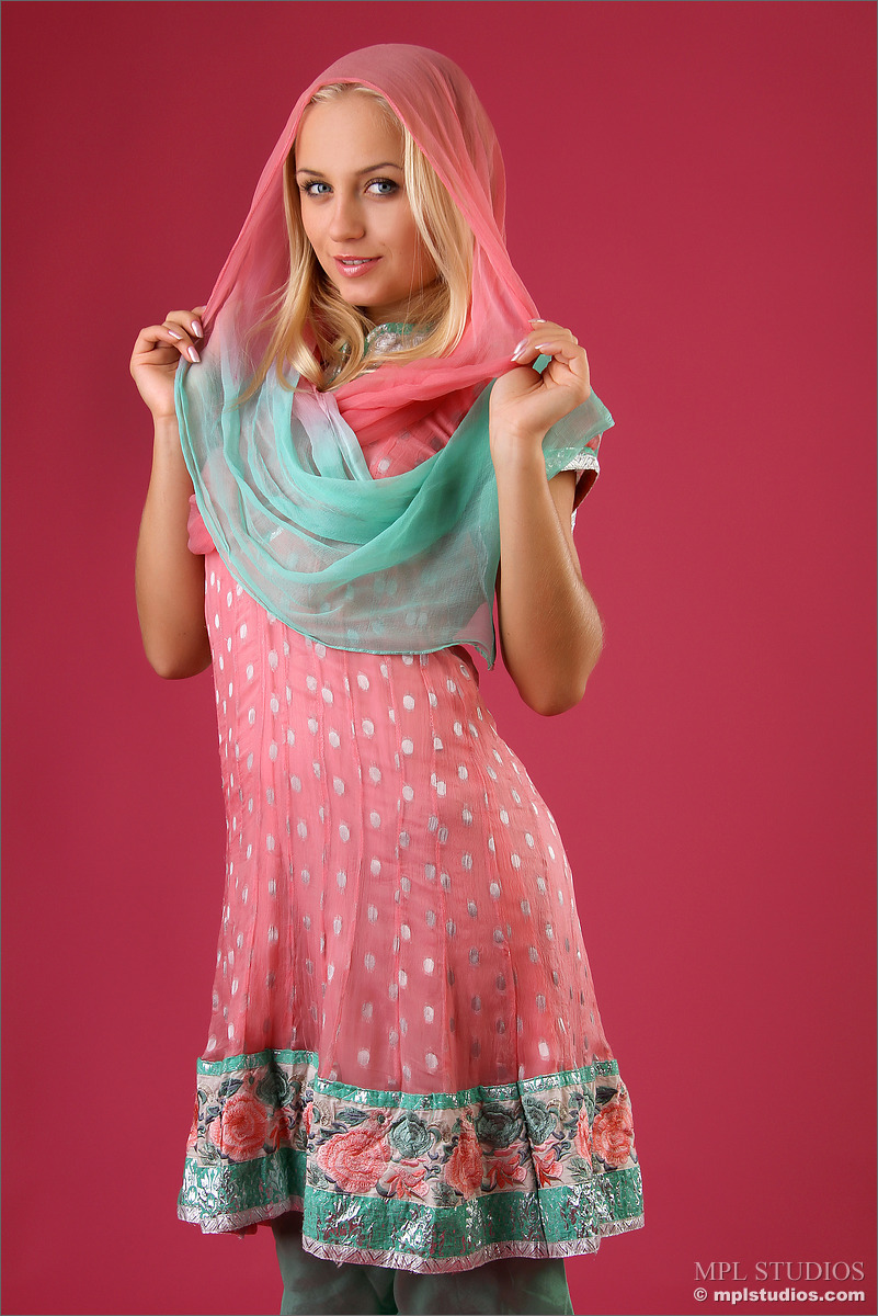 Photo #1 of Tess posing in Turqoise & Magenta