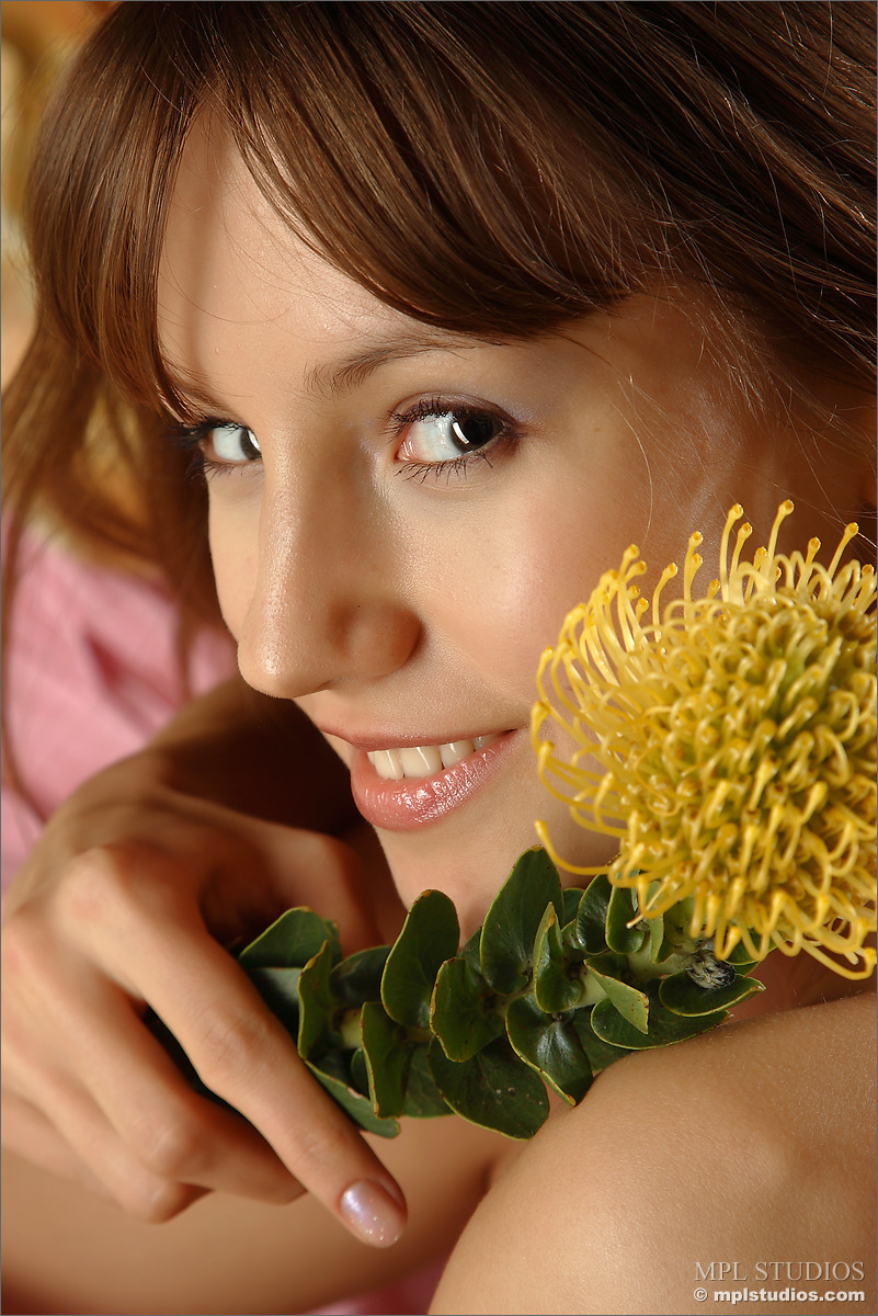 Photo #1 of Alisa posing in Protea