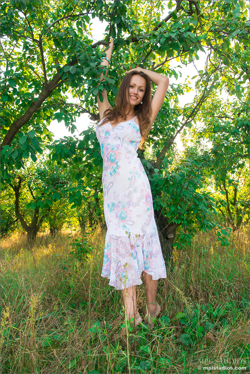 Photo #1 of Elyse posing in Splendor