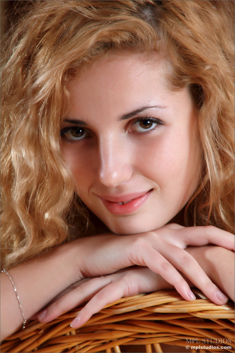 Photo #8 of Elisa posing in Sitting Pretty