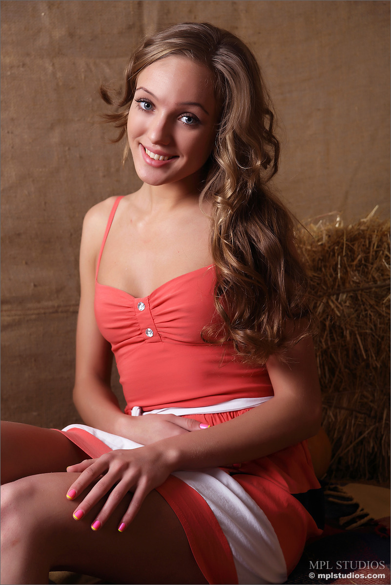 Photo #1 of Francesca posing in Genteel