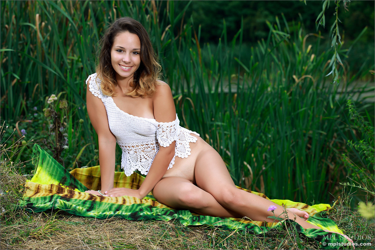 Photo #2 of Alma posing in On the Loose