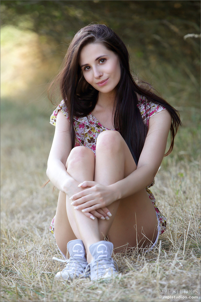 Photo #1 of Vanessa A posing in Behind the Bush