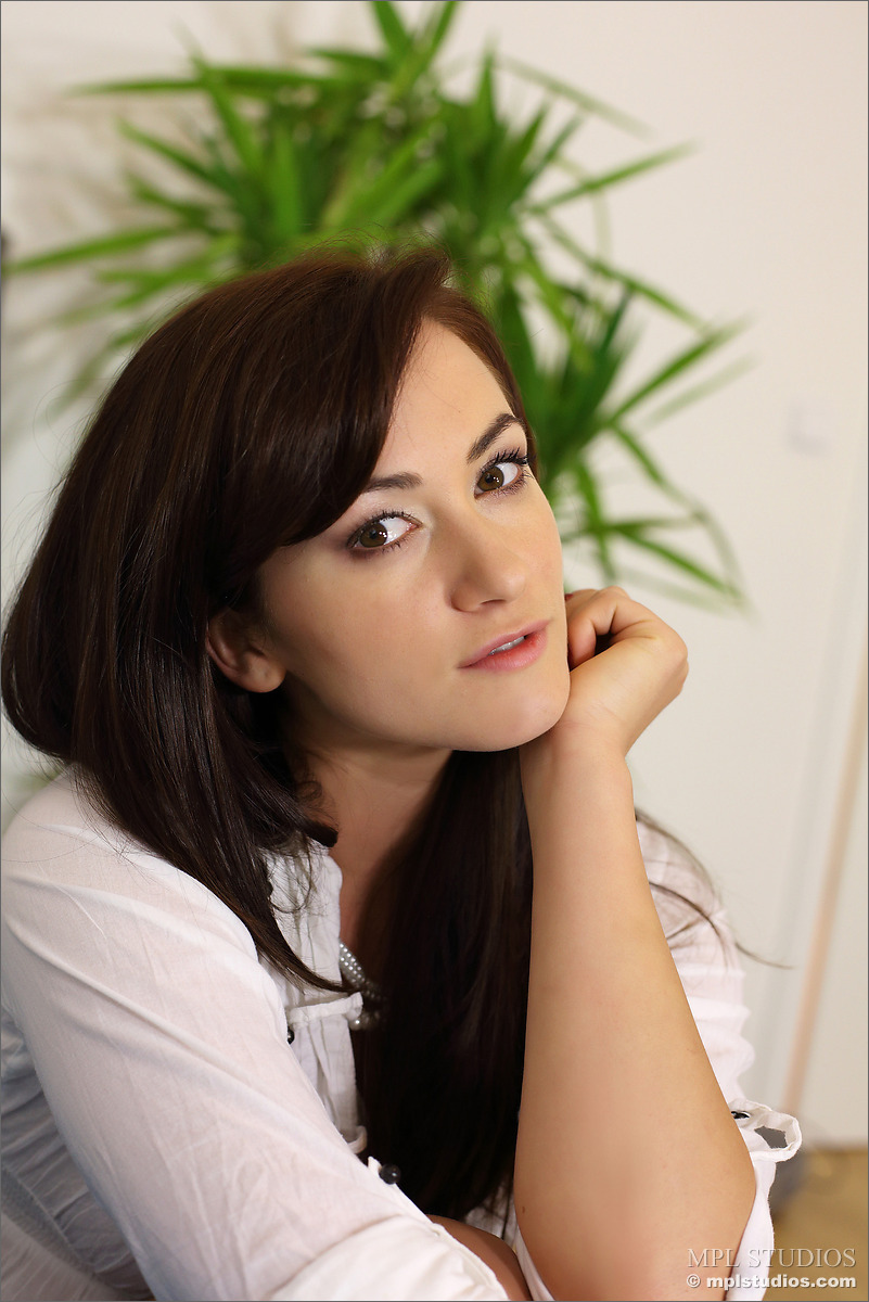 Photo #1 of Alana posing in Inside View