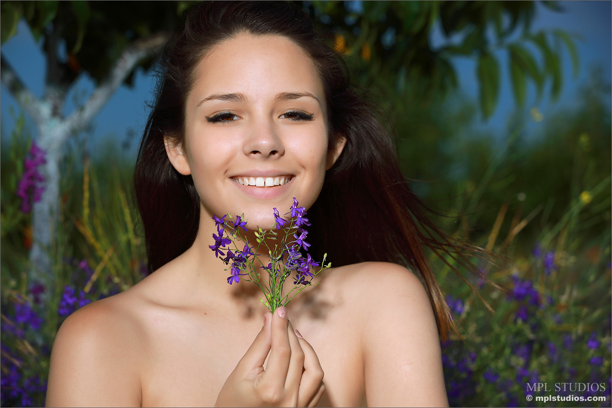 Photo #1 of Alma posing in Violet