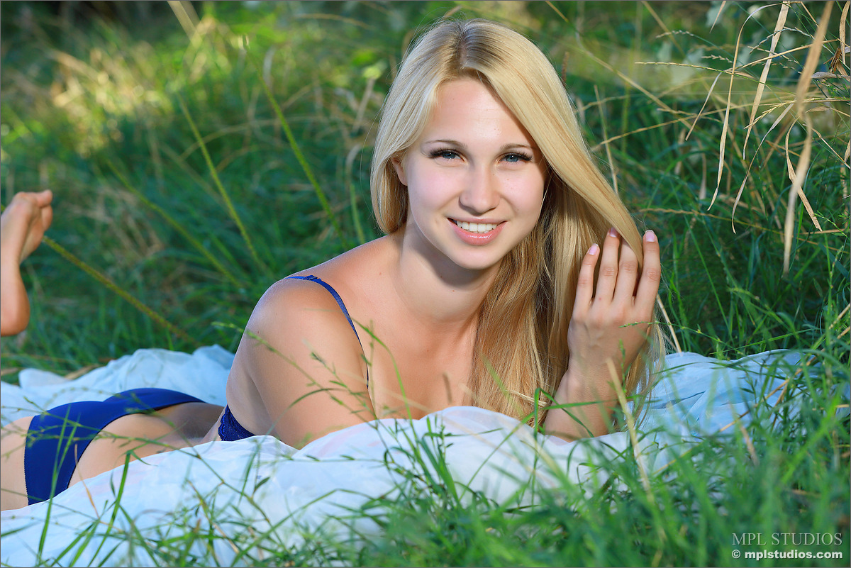 Photo #${i + 1} of Belonika posing in Blond Nymph
