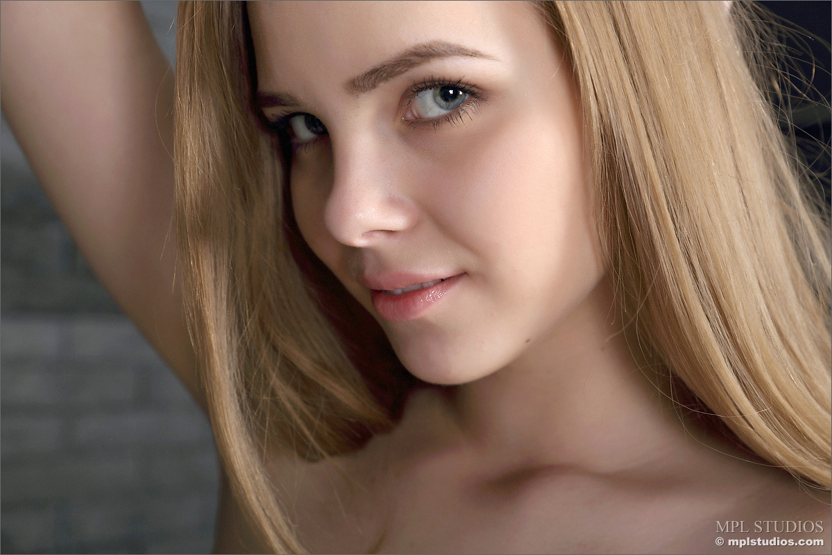 Photo #5 of Carolina posing in Mademoiselle Bleu