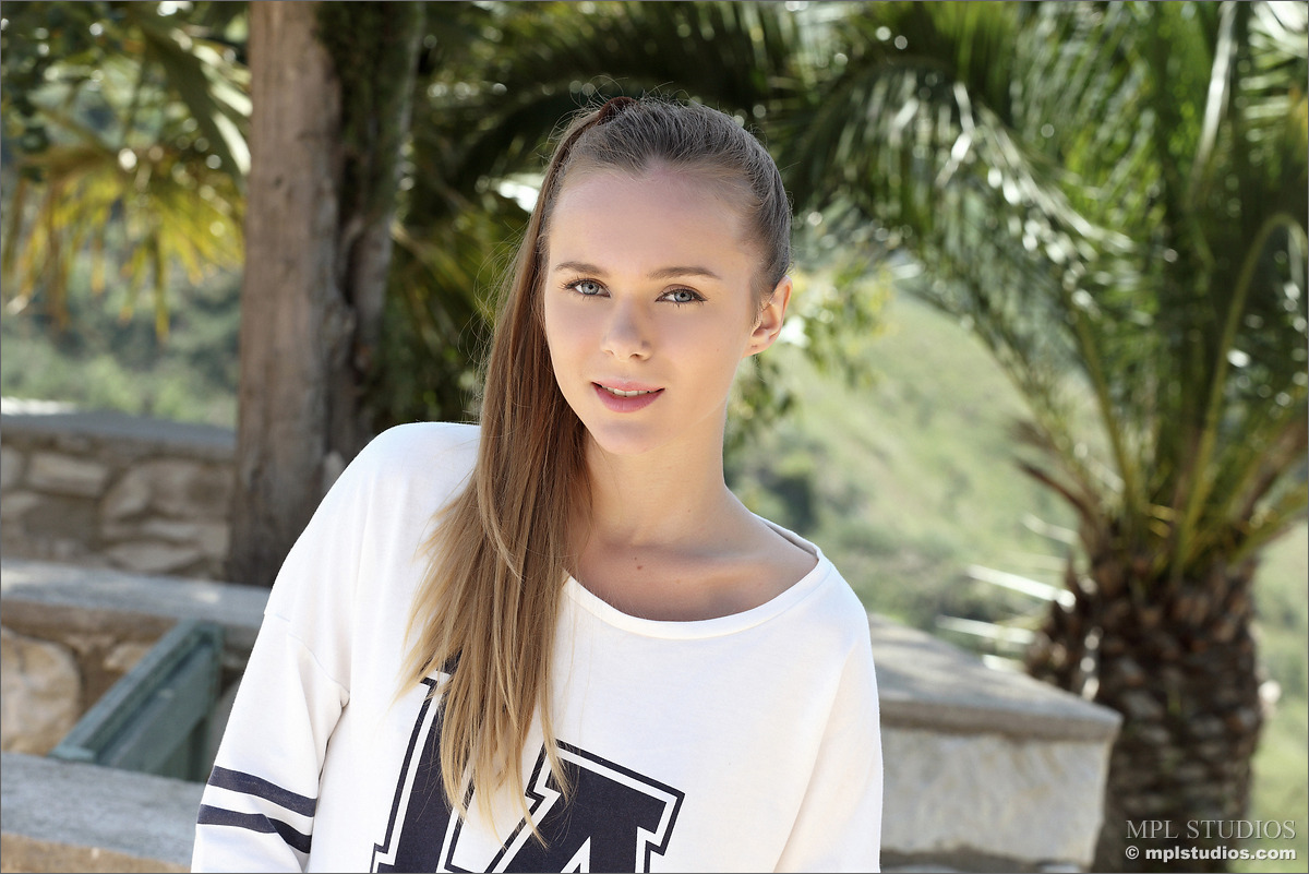Photo #${i + 1} of Karissa Diamond posing in LA