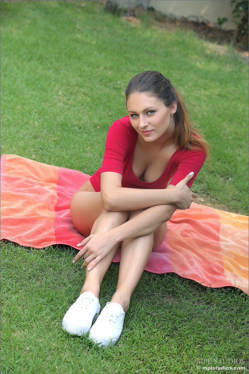 Photo #1 of Marketa posing in Tropical Breeze