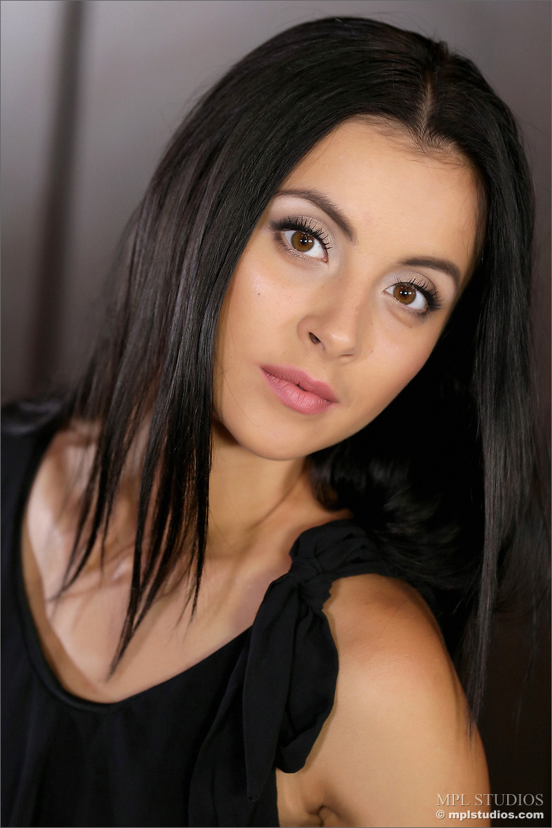 Photo #1 of Sarika posing in Poised