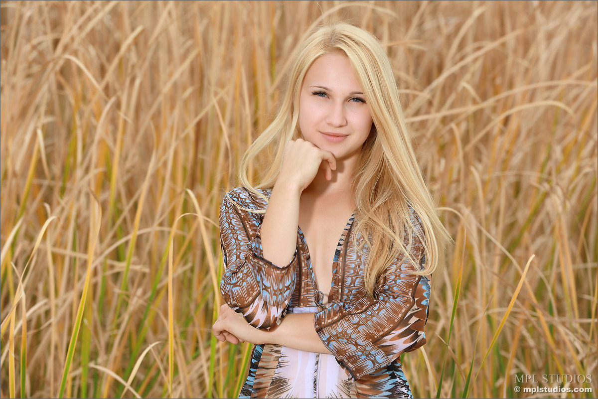 Photo #1 of Belonika posing in Golden