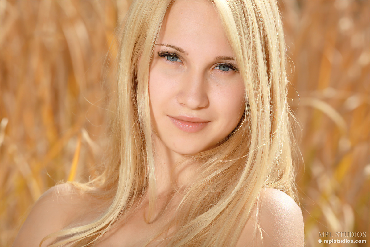 Photo #3 of Belonika posing in Golden