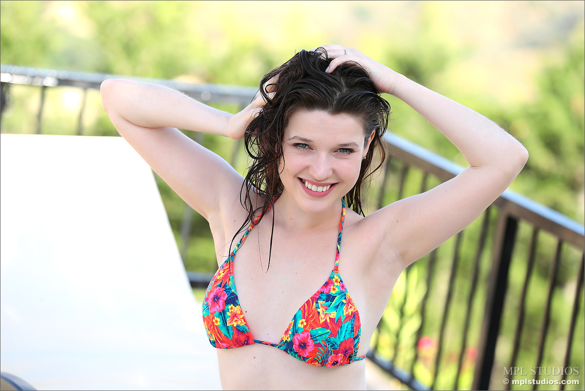 Photo #2 of Amelia posing in Stopover