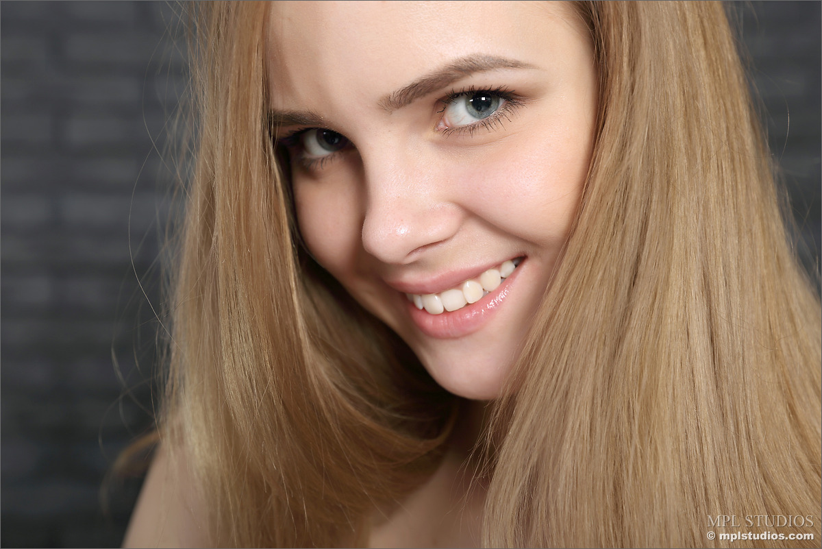 Photo #1 of Carolina posing in Mademoiselle Bleu II