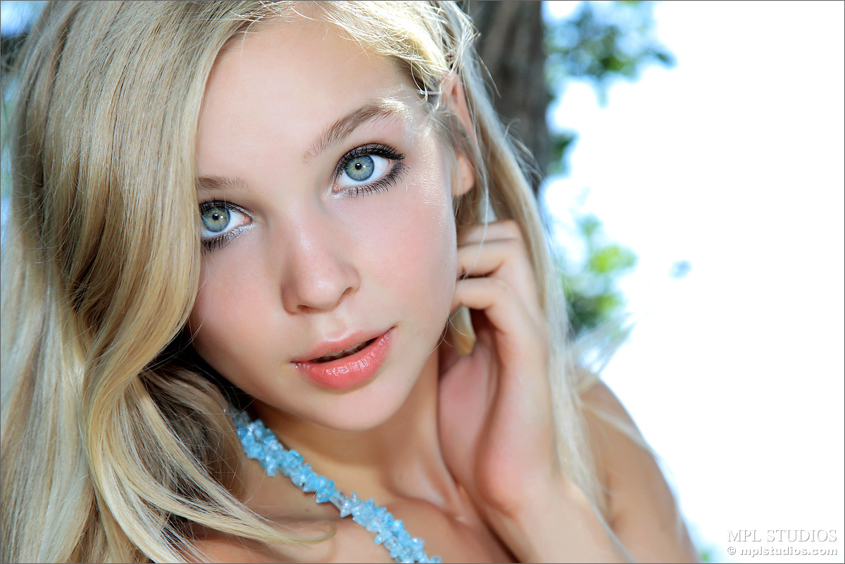Photo #7 of Sienna posing in Aquamarine II