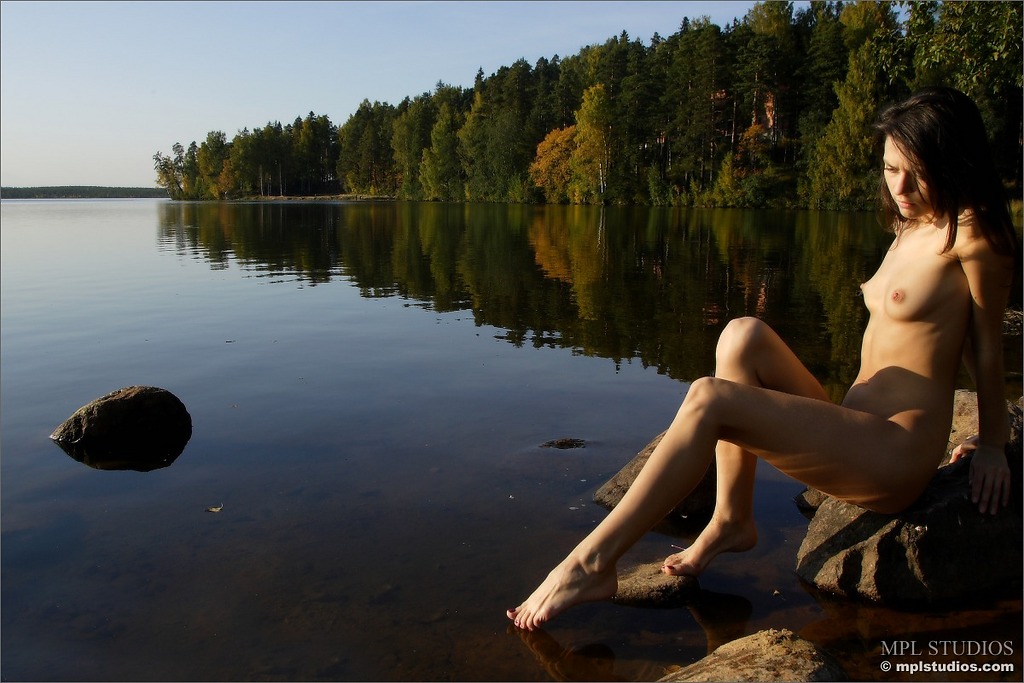 Photo #1 of Chloe posing in Lakeside Story
