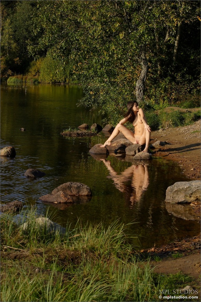Photo #7 of Chloe posing in Lakeside Story