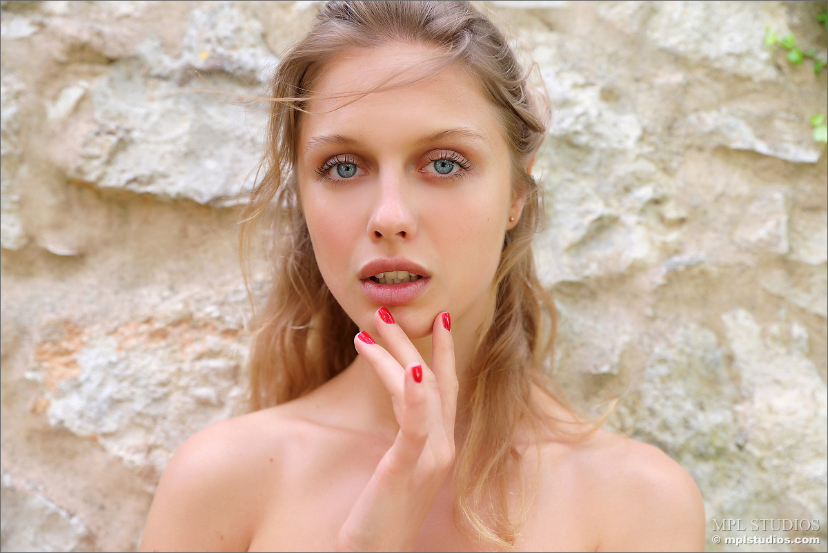 Photo #1 of Clarice posing in Muse