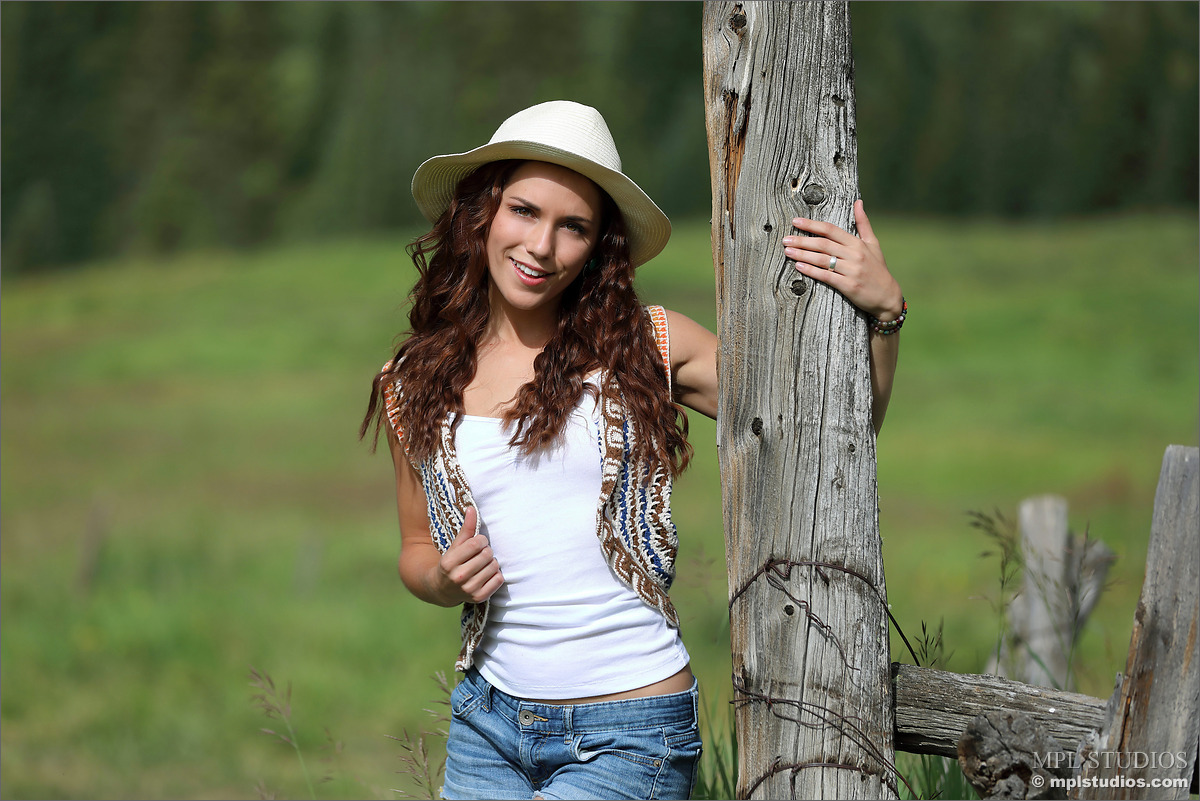 Photo #1 of Elena Generi posing in Colorado