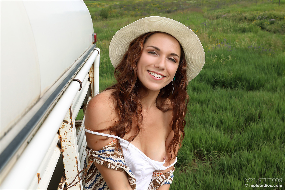 Photo #3 of Elena Generi posing in Colorado