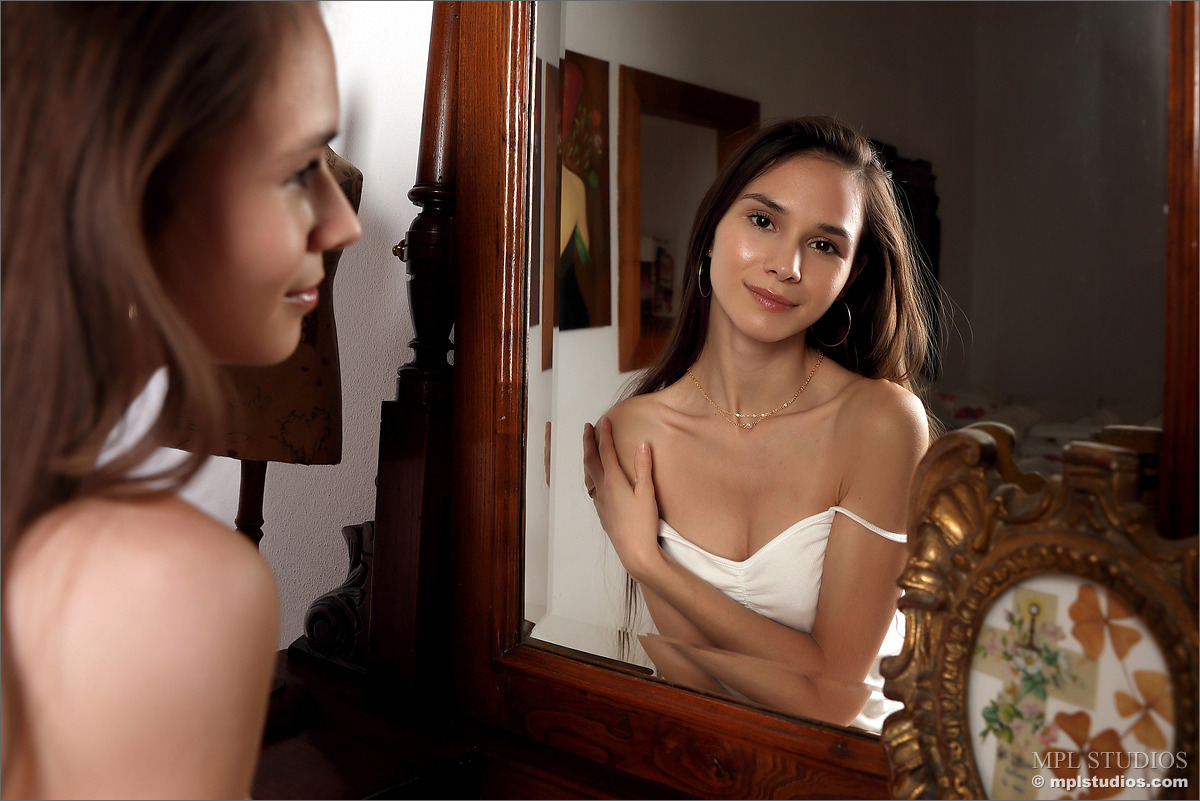 Photo #3 of Leona Mia posing in Arthouse Angel