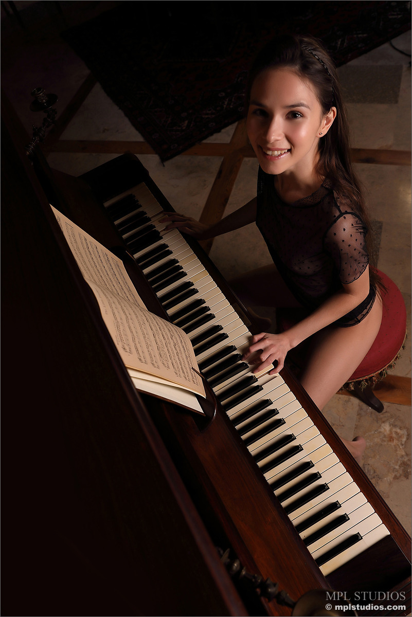 Photo #5 of Leona Mia posing in Goth Romantic