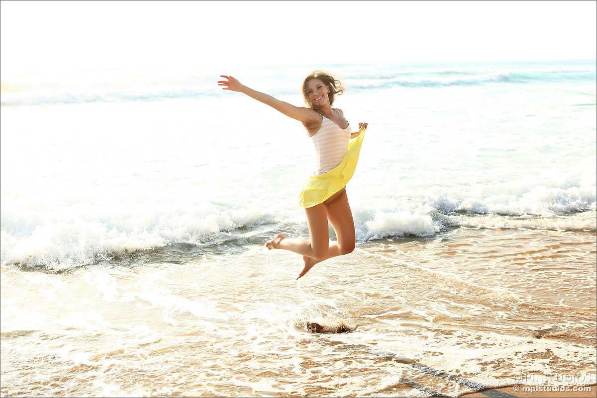 Photo #3 of Cecelia posing in Beach Walk