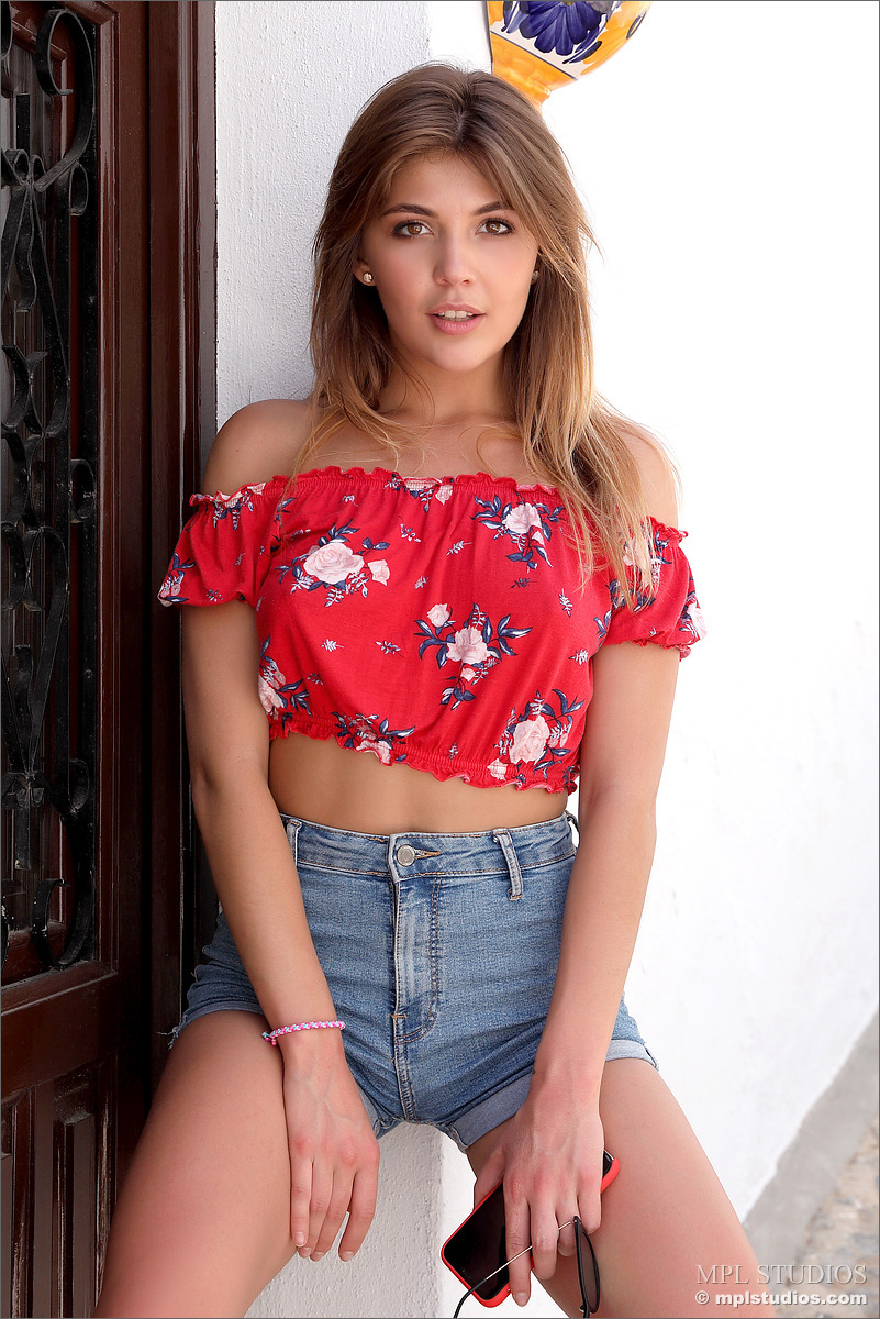 Photo #7 of Kaitlin posing in Postcard: Frajiliana