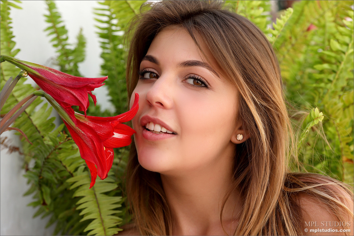 Photo #8 of Kaitlin posing in Postcard: Frajiliana