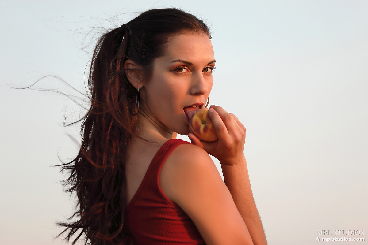 Photo #1 of Elena Generi posing in Eat A Peach