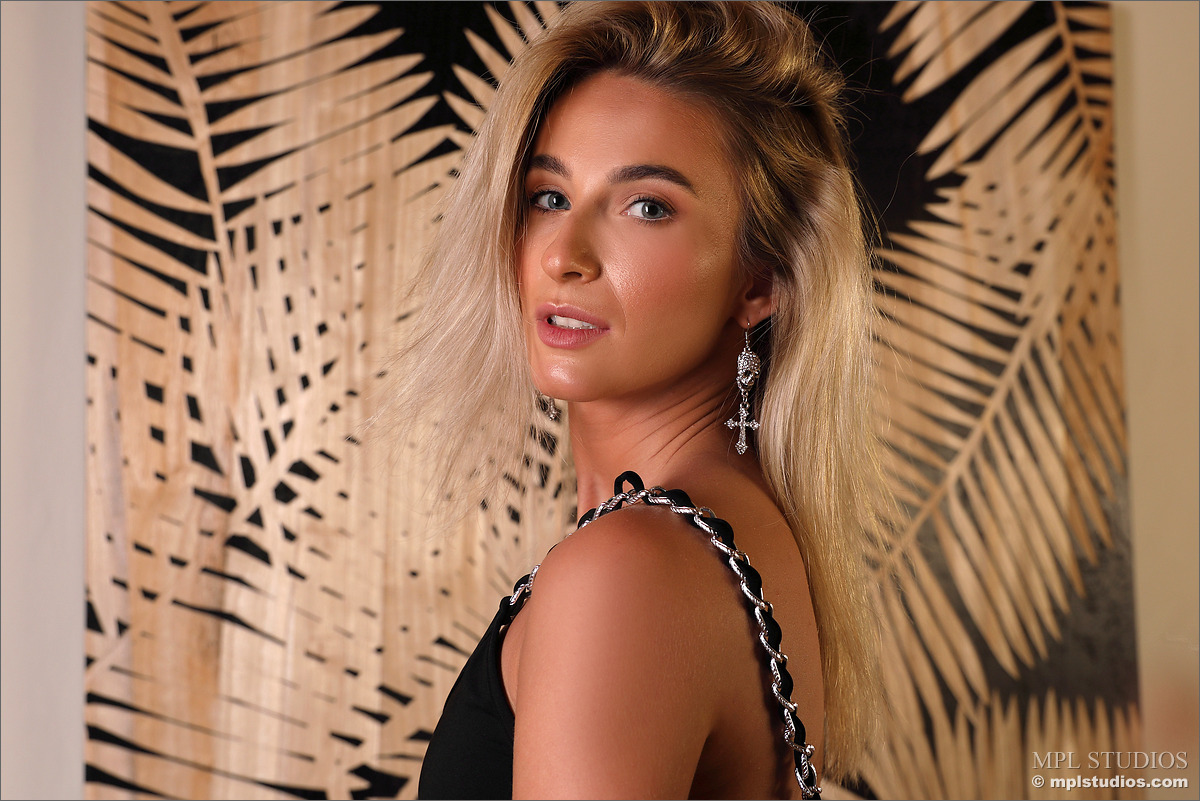 Photo #1 of Cara Mell posing in Casablanca