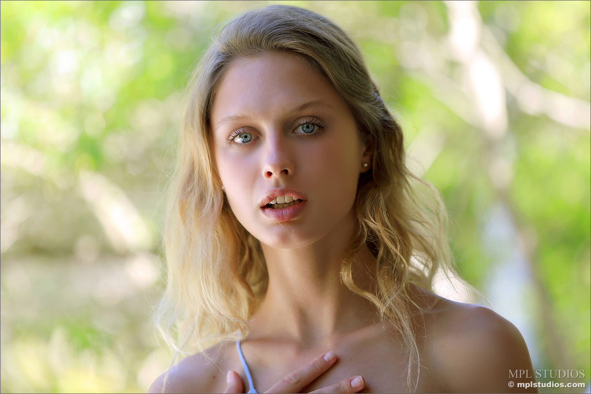 Photo #5 of Clarice posing in Peeking Into Paradise