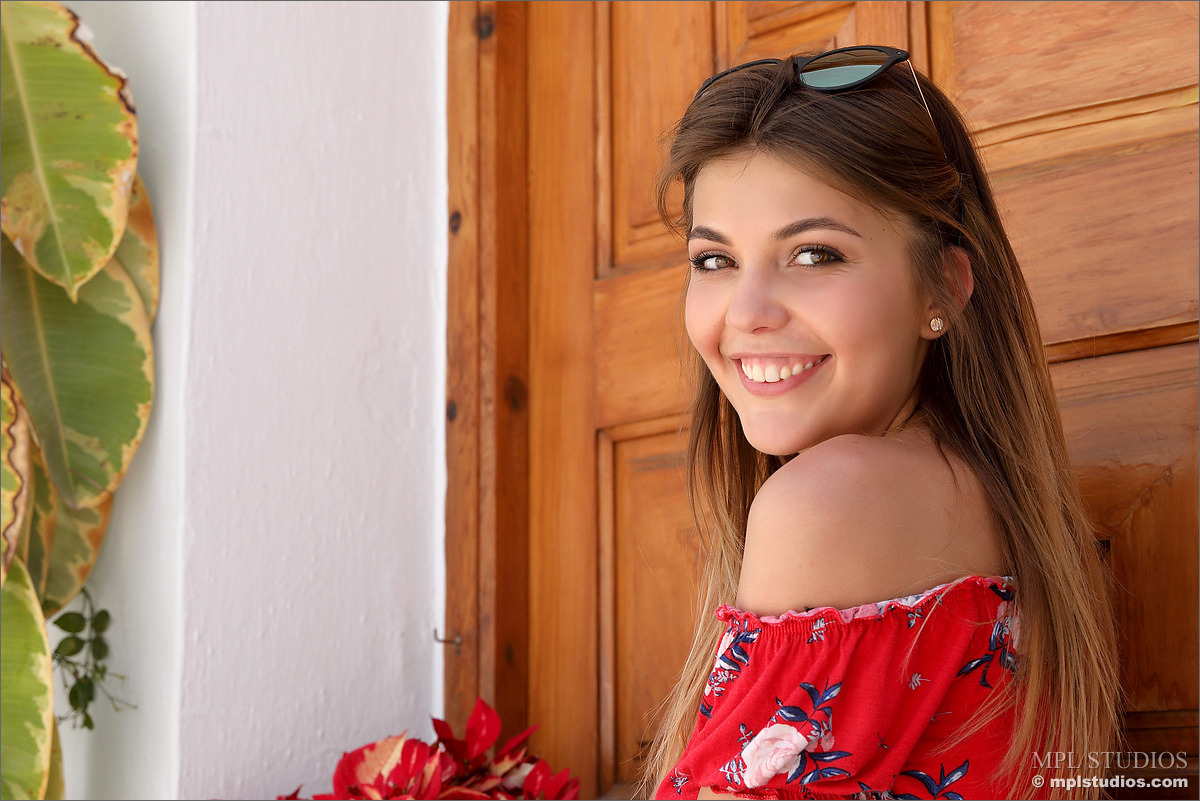 Photo #5 of Kaitlin posing in Postcard: Frajiliana