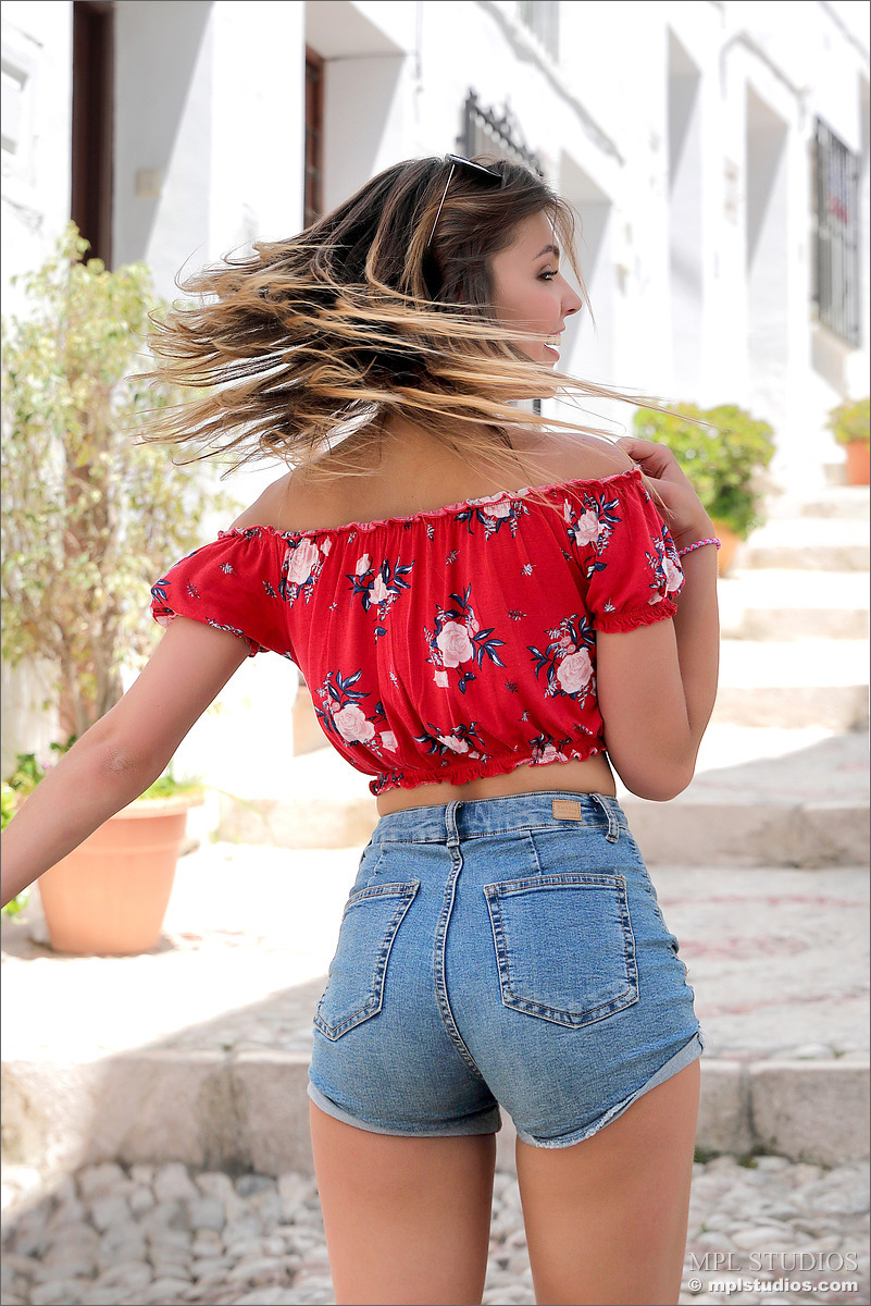 Photo #7 of Kaitlin posing in Postcard: Frajiliana